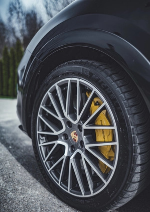 Porsche Cayenne cena 595000 przebieg: 54000, rok produkcji 2019 z Sanok małe 254